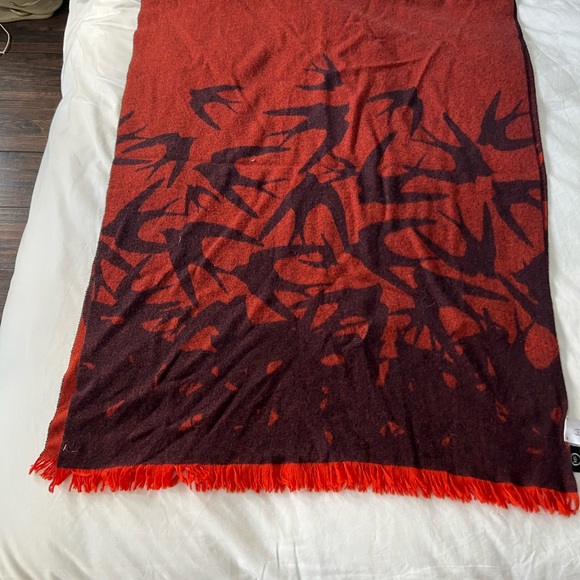 Alexander McQueen iconic wrap - Picture 2 of 5